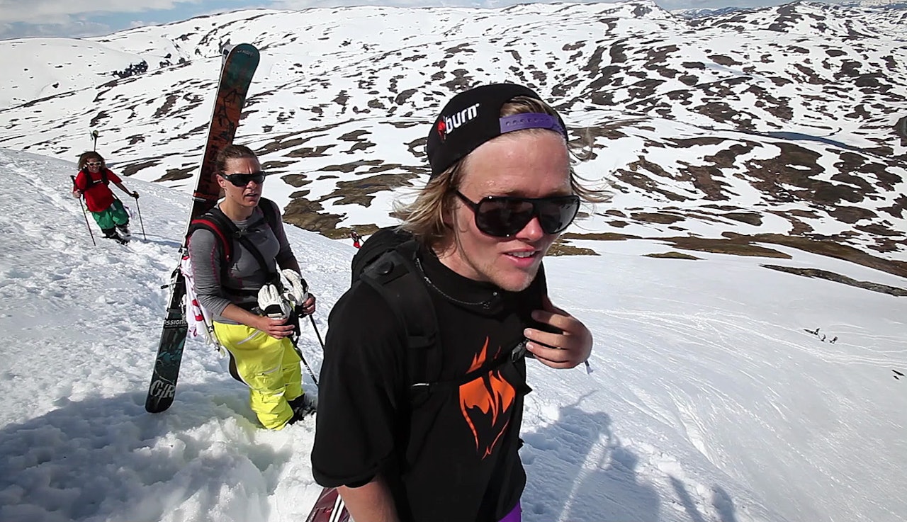 ROOKIE: Anders Backe var tydelig nervøs før frikjøringsdebuten på Vikafjellet. Jeanette Hargin og Chrisoffer Gjerde i bakgrunnen. ROOKIE: Anders Backe var tydelig nervøs før frikjøringsdebuten på Vikafjellet. Jeanette Hargin og Chrisoffer Gjerde i bakgrunnen.