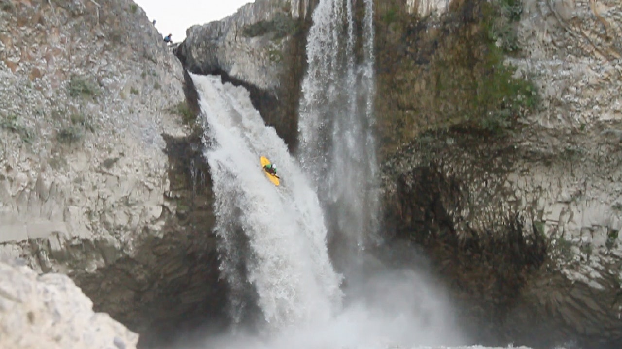 STEIN OG LAVA: Vulkanutbrudd et par mil unna gjøtr at Mathias Fossum må sette utfor fossen Salto de Nilahue sammen med flytende stein og aske. STEIN OG LAVA: Vulkanutbrudd et par mil unna gjøtr at Mathias Fossum må sette utfor fossen Salto de Nilahue sammen med flytende stein og aske.