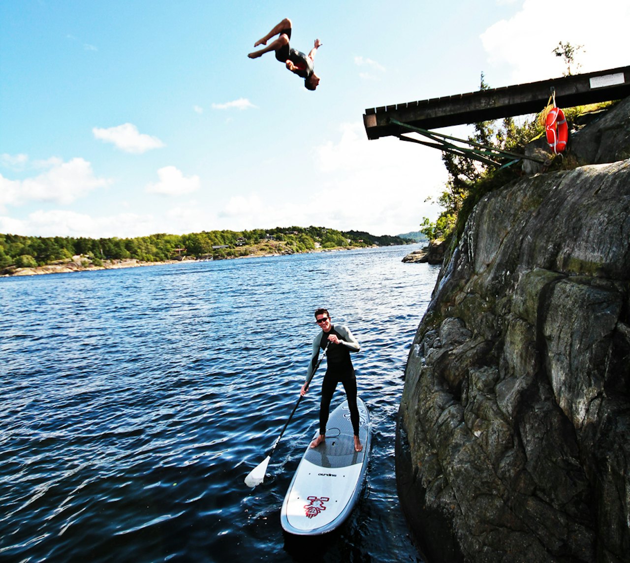 HOPP I DET! KarmaCamp har noe for en hver smak, enten du liker å bade fra stupebrett eller standup-brett eller noe helt annet. Foto: Mads Schwencke HOPP I DET! KarmaCamp har noe for en hver smak, enten du liker å bade fra stupebrett eller standup-brett eller noe helt annet. Foto: Mads Schwencke