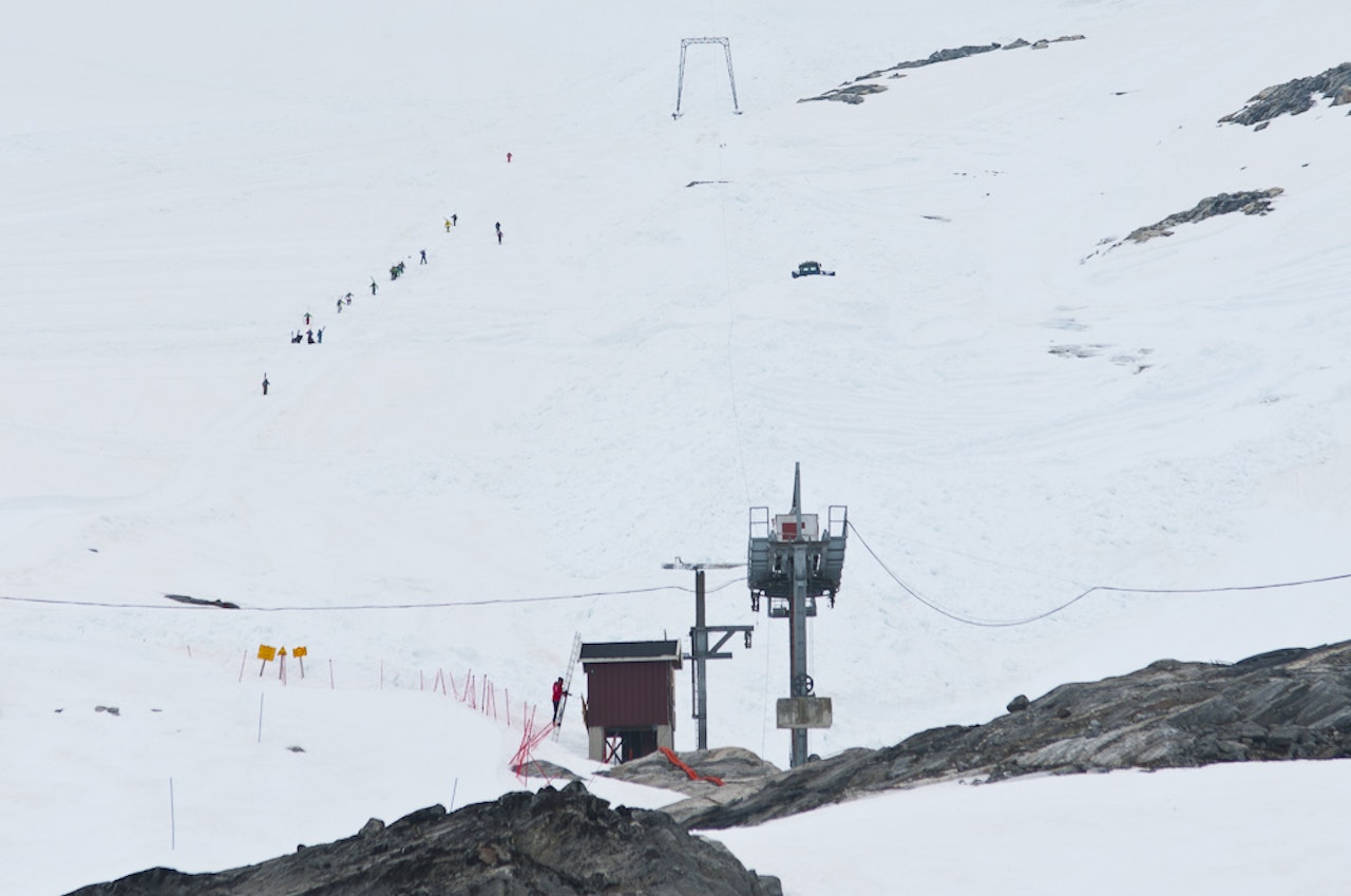 TRØBLETE HEIS: Frustrerte gjester har måttet ta beina fatt for å nå de klassiske linjene på Stryn sommerskisenter i år, mens de ansatte har jobbet for å få heisen i gang: Foto: Peter Gløersen. TRØBLETE HEIS: Frustrerte gjester har måttet ta beina fatt for å nå de klassiske linjene på Stryn sommerskisenter i år, mens de ansatte har jobbet for å få heisen i gang: Foto: Peter Gløersen.