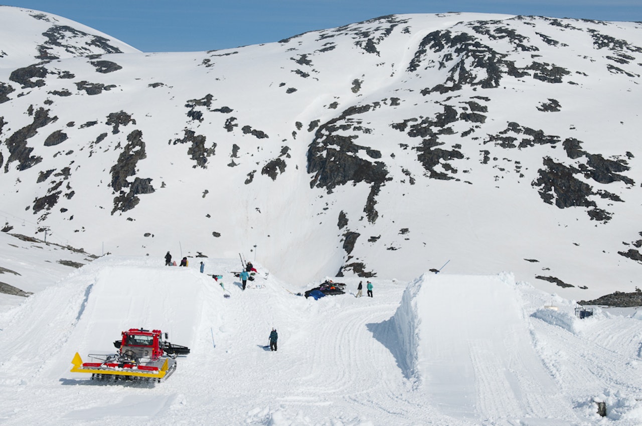 TO HOPP: Landslagskjørerne kunne bytte mellom bag-landing og snølanding. Foto: Peter Gløersen TO HOPP: Landslagskjørerne kunne bytte mellom bag-landing og snølanding. Foto: Peter Gløersen