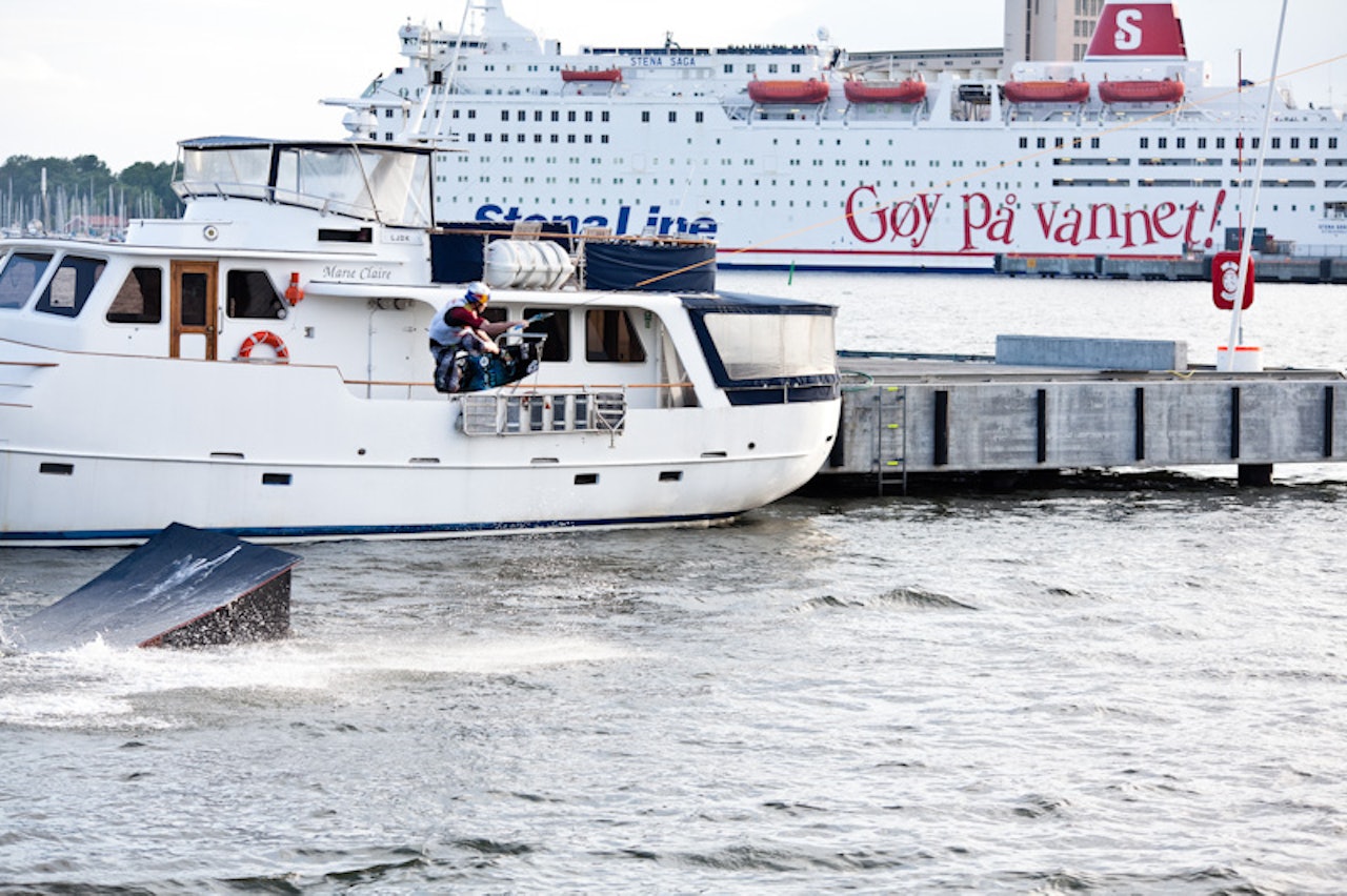 GØY PÅ VANNET: Det er ikke hver dag Remi Meum kan hive seg sykkelen til kabelparken fra leiligheten på Ringnes. Bilde: Christian Nerdrum GØY PÅ VANNET: Det er ikke hver dag Remi Meum kan hive seg sykkelen til kabelparken fra leiligheten på Ringnes. Bilde: Christian Nerdrum