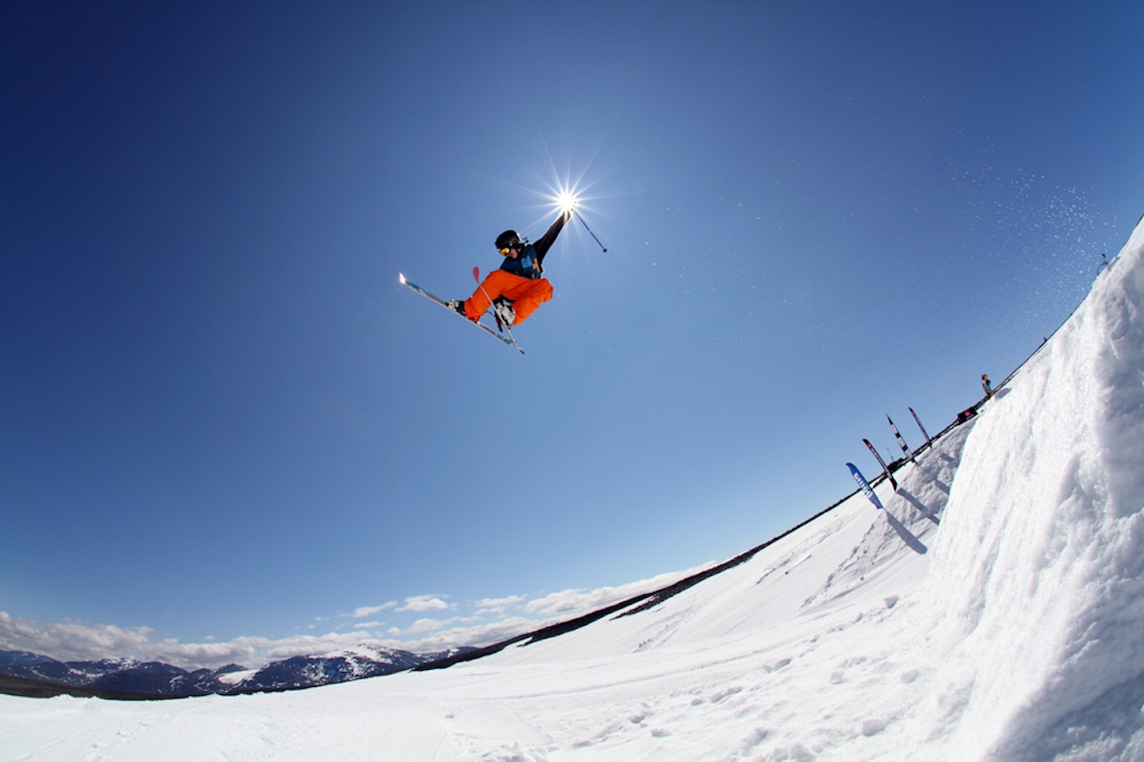 GRAB: Martin Bøe grabber sola og Japan i en 360 på Juvass. GRAB: Martin Bøe grabber sola og Japan i en 360 på Juvass.