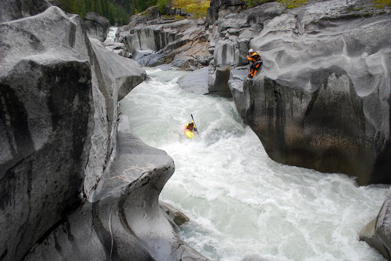 SERIØS TUR: Thomas Motz i Birthday Canyon i Homathko river. Foto: Mathias Fossum. SERIØS TUR: Thomas Motz i Birthday Canyon i Homathko river. Foto: Mathias Fossum.
