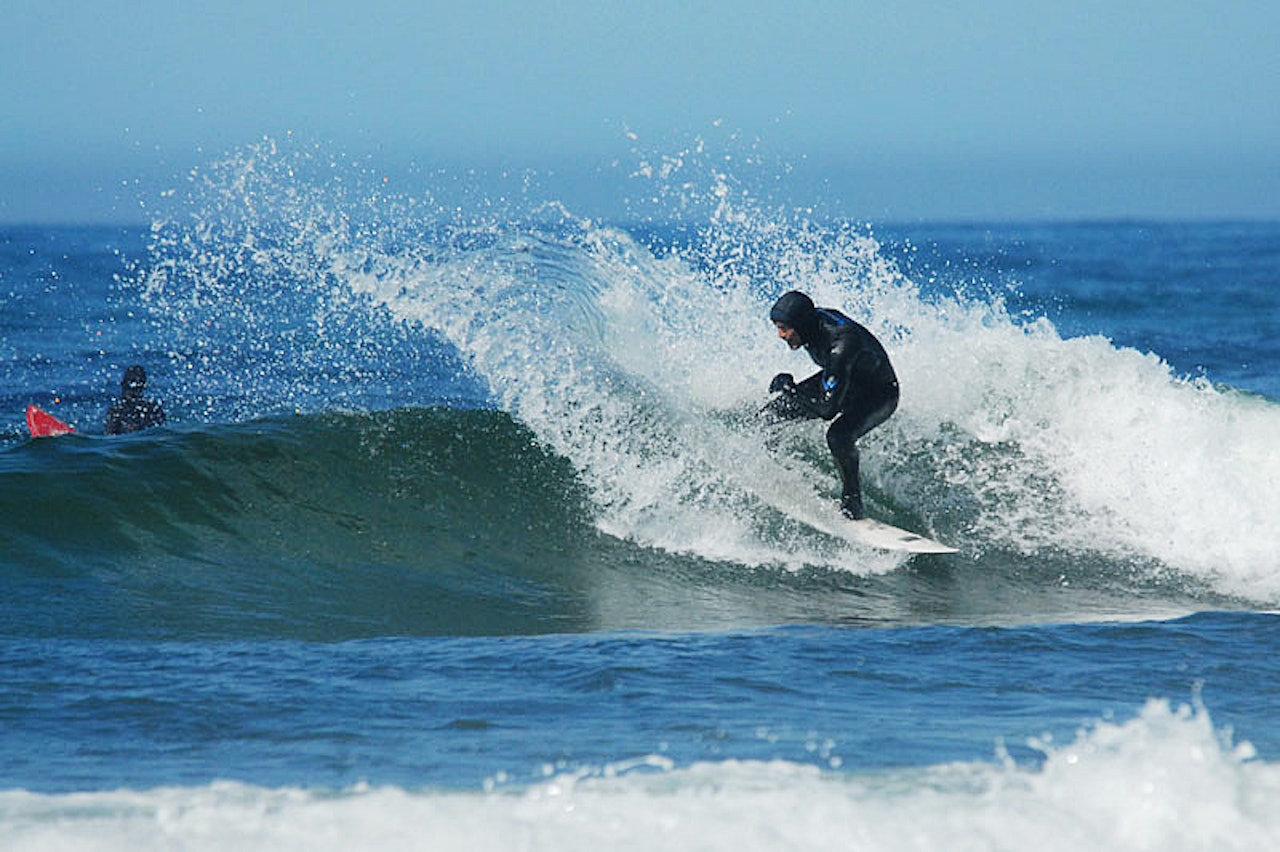 GUMMIMANN: Jan Erik Jensen var på plass da sommeren varslet sin ankomst, men valgte likevel å beskytte seg med gummi fra topp til tå. Bilde: Anne-Christine P. Meling GUMMIMANN: Jan Erik Jensen var på plass da sommeren varslet sin ankomst, men valgte likevel å beskytte seg med gummi fra topp til tå. Bilde: Anne-Christine P. Meling