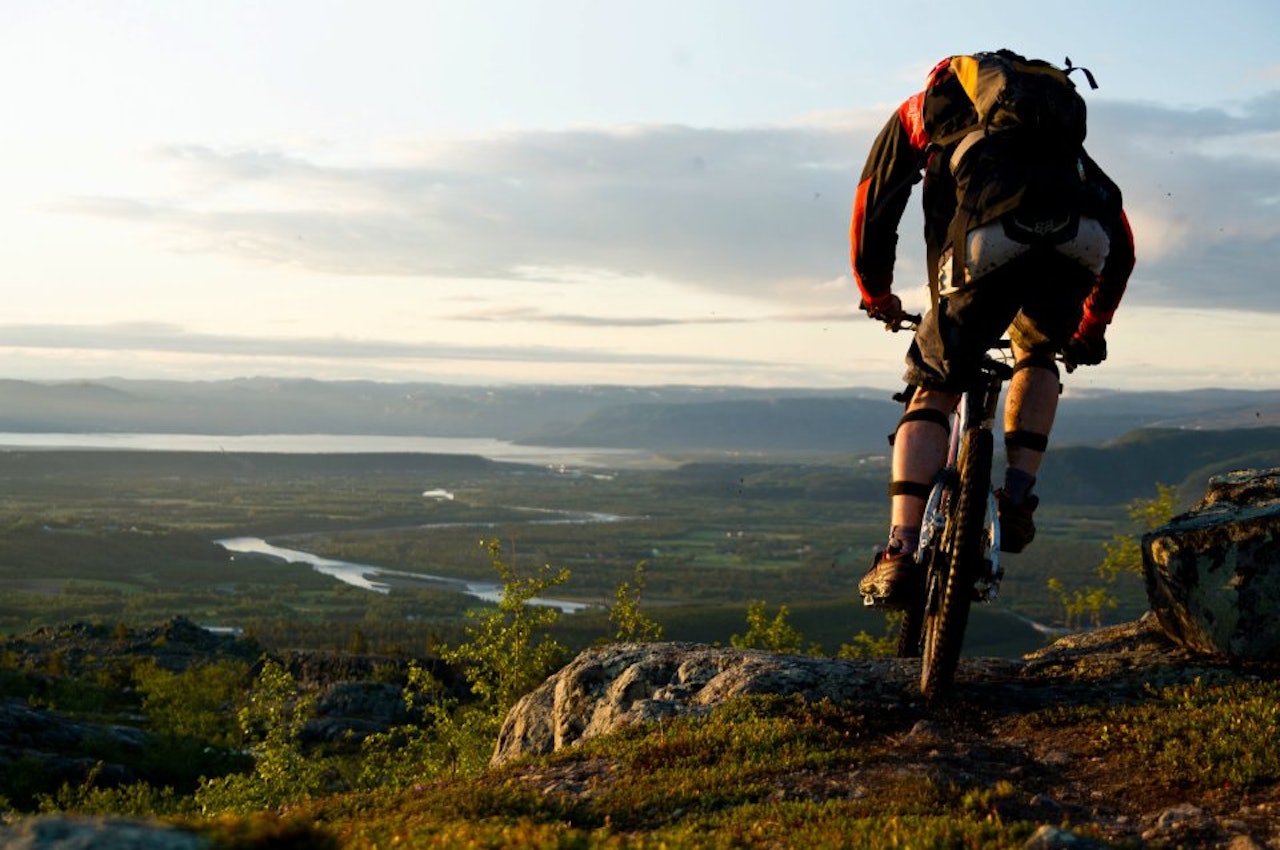 TOPPTURHØST: ...med sykkel i Alta. Halstein Hoftun på vei ned fra Skoddevarre på to hjul. Foto: Daniel Bjørnbekk Altmann TOPPTURHØST: ...med sykkel i Alta. Halstein Hoftun på vei ned fra Skoddevarre på to hjul. Foto: Daniel Bjørnbekk Altmann