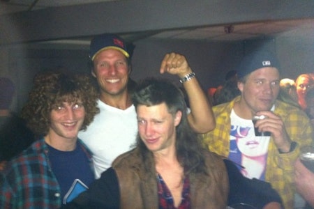 FIRE VERDENSCUPKJØRERE: Hårfine typer som Torgrim Vole (til venstre) og Åsmund Thorsen (i midten) kjører Freeride World Tour i vinter. Capskledde typer som Aksel Lund Svindal og Kjetil Jansrud kjører verdenscup i de alpine grenene. Alle fire møttes på Fri Flyt Film Tour på Rockefeller lørdag. Foto: Espen Kristiansen. FIRE VERDENSCUPKJØRERE: Hårfine typer som Torgrim Vole (til venstre) og Åsmund Thorsen (i midten) kjører Freeride World Tour i vinter. Capskledde typer som Aksel Lund Svindal og Kjetil Jansrud kjører verdenscup i de alpine grenene. Alle fire møttes på Fri Flyt Film Tour på Rockefeller lørdag. Foto: Espen Kristiansen.