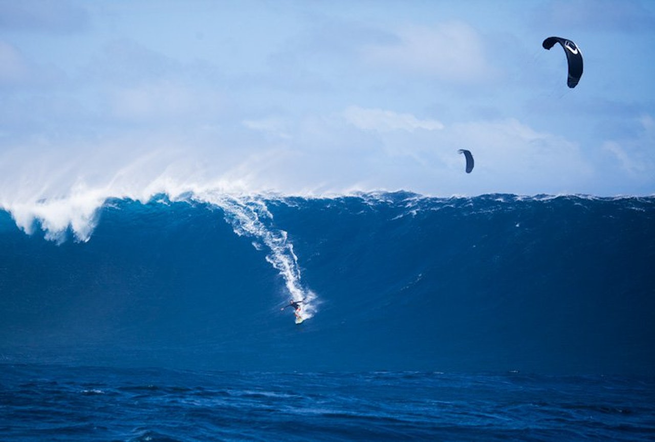 GIGANT: Ben Wilson på kjempebølgen i Stillehavet. Foto: www.straplesskitesurfing.com GIGANT: Ben Wilson på kjempebølgen i Stillehavet. Foto: www.straplesskitesurfing.com