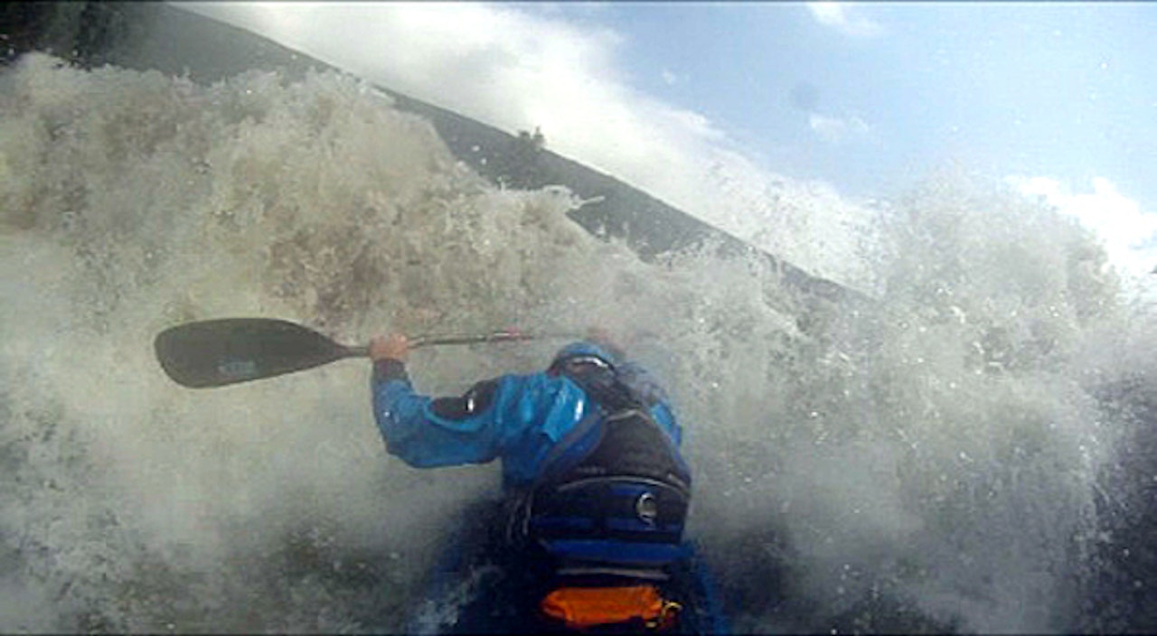 TURN UP THE VOLUME: Nesten tusen kubikkmeter vann i sekundet og Martin Vollen i Sjoa. TURN UP THE VOLUME: Nesten tusen kubikkmeter vann i sekundet og Martin Vollen i Sjoa.