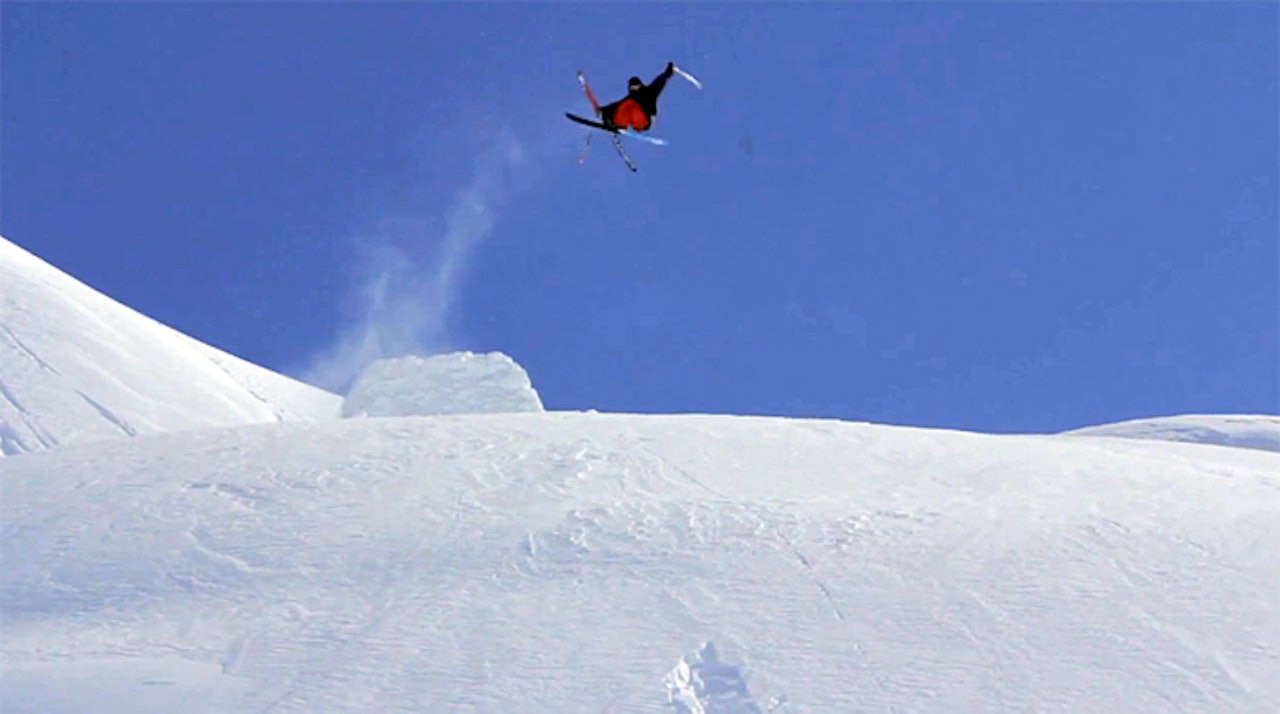 IMPONERER: Sammy Carlson gjør noen vanvittige triks i amerikansk puddersnø. IMPONERER: Sammy Carlson gjør noen vanvittige triks i amerikansk puddersnø.