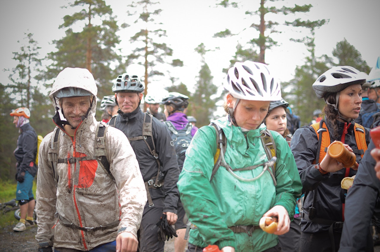 GODT KLEDD: Utflukt-deltakerne har lært å takle uvær. Foto: Henrik Alpers