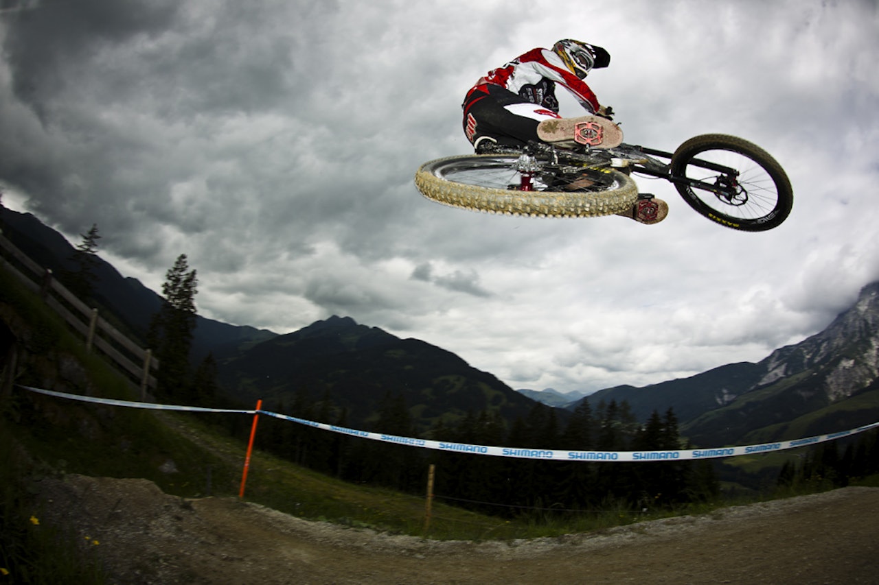 FLYR: Greg Minaar fra Sør-Afrika ble nummer 3 i verdenscupen i utfor i Leogang. Foto: Victor Lucas. FLYR: Greg Minaar fra Sør-Afrika ble nummer 3 i verdenscupen i utfor i Leogang. Foto: Victor Lucas.