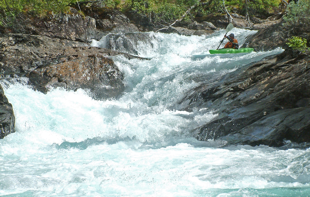 NATURSKJØNT: Raundalselva er en av verdens beste padleelver, men trues av utbygging. Jon Kristen Garmo setter pris på elvas kvaliteter. NATURSKJØNT: Raundalselva er en av verdens beste padleelver, men trues av utbygging. Jon Kristen Garmo setter pris på elvas kvaliteter.
