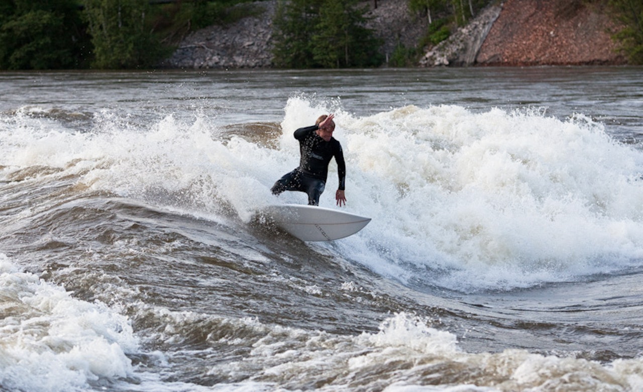 OVERFLOD: Det er mye vann i Glomma for tiden. Jarand Fretheim benytter seg av anledningen. Bilde: Christian Nerdrum OVERFLOD: Det er mye vann i Glomma for tiden. Jarand Fretheim benytter seg av anledningen. Bilde: Christian Nerdrum