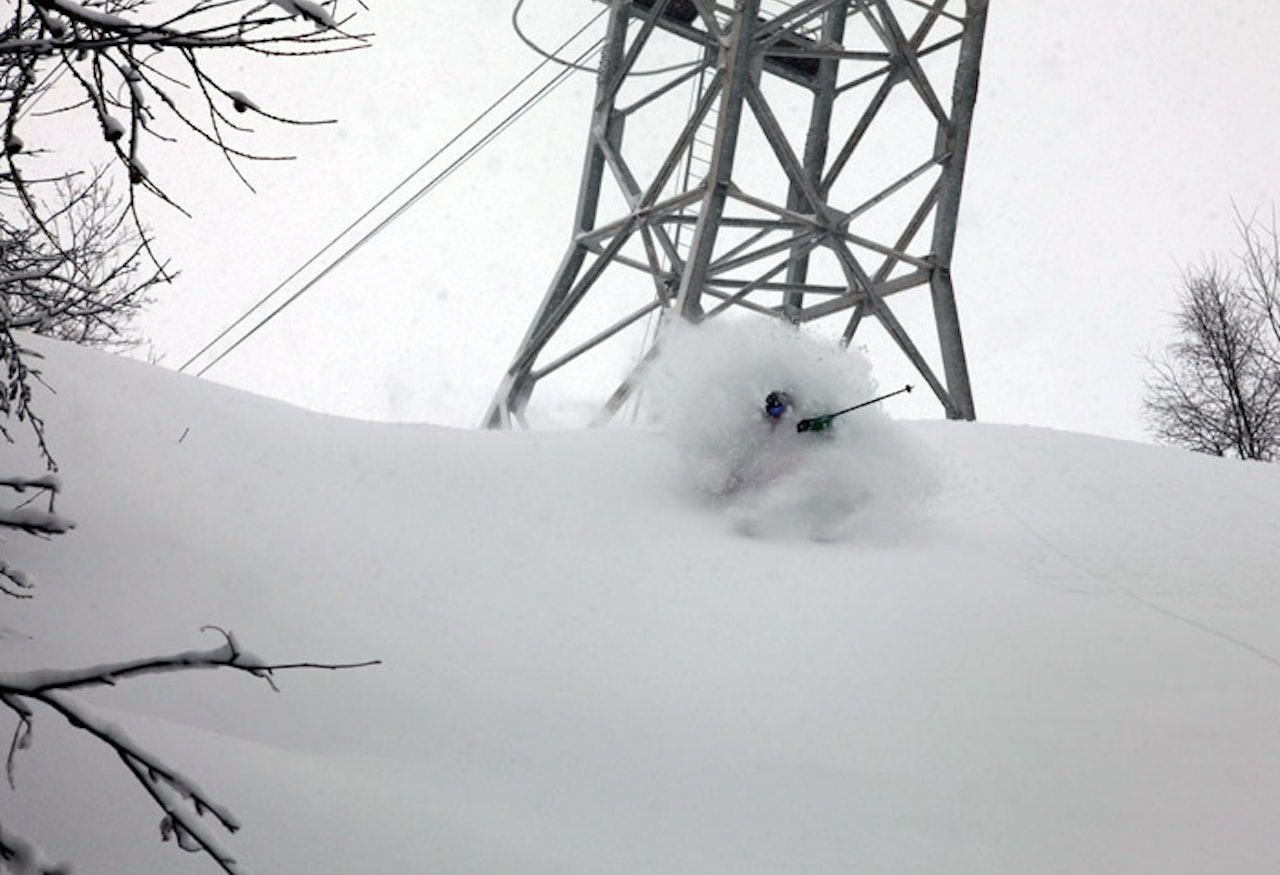DYPT: Alexander Kristensen finner drømmepudder under den stengte heisen på Grand Montets. Foto: Eivind Holmboe DYPT: Alexander Kristensen finner drømmepudder under den stengte heisen på Grand Montets. Foto: Eivind Holmboe