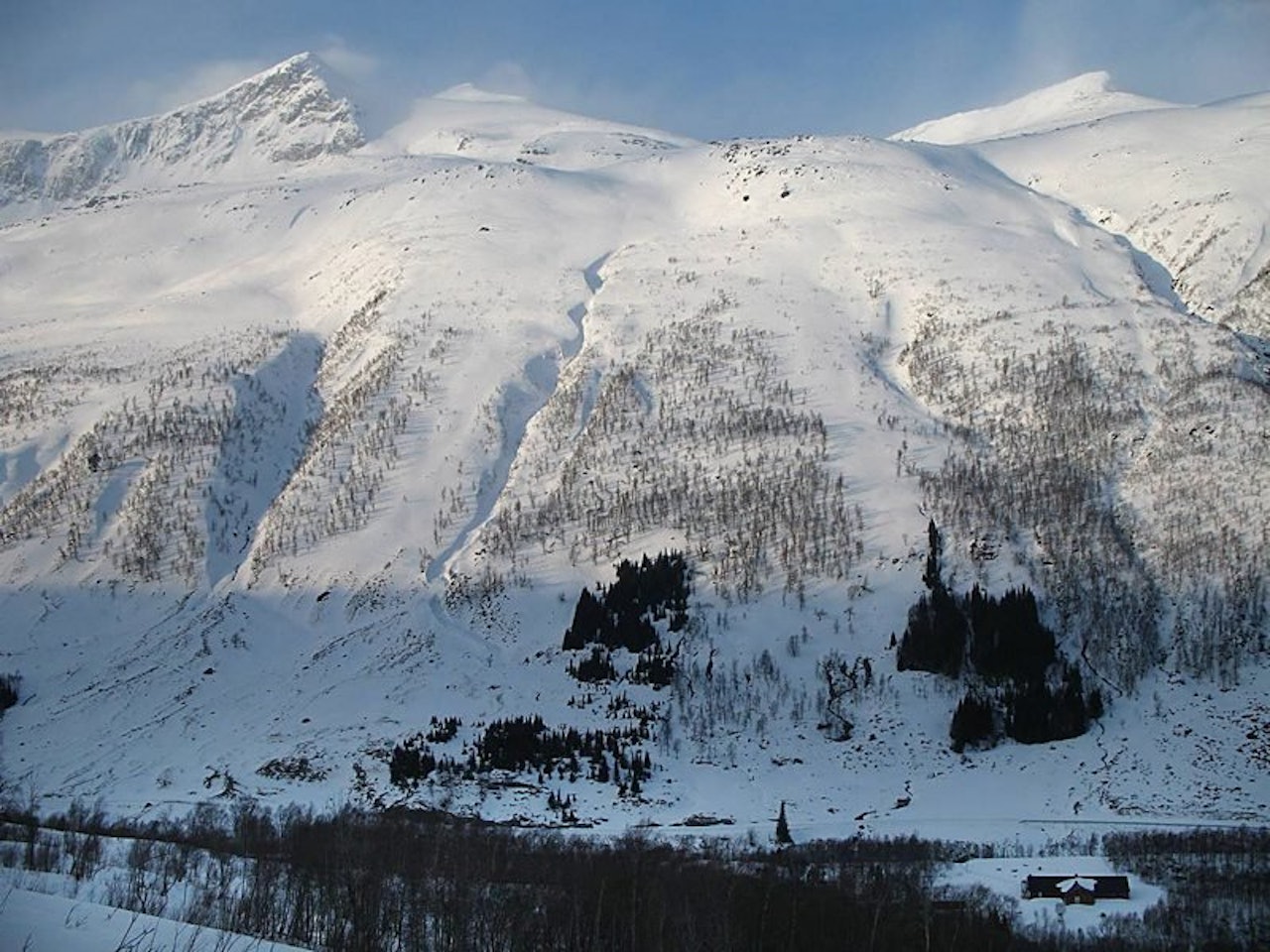LEIRÅTIND: Her skal det flys helikopter til helga, og hvis alt går som det skal, kommer Skandinavias største alpinanlegg i området mellom fjellene Leiråtind (til venstre) og Stormyrtind. Foto: Avisa Nordland LEIRÅTIND: Her skal det flys helikopter til helga, og hvis alt går som det skal, kommer Skandinavias største alpinanlegg i området mellom fjellene Leiråtind (til venstre) og Stormyrtind. Foto: Avisa Nordland