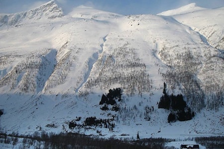 LEIRÅTIND: Her skal det flys helikopter til helga, og hvis alt går som det skal, kommer Skandinavias største alpinanlegg i området mellom fjellene Leiråtind (til venstre) og Stormyrtind. Foto: Avisa Nordland
