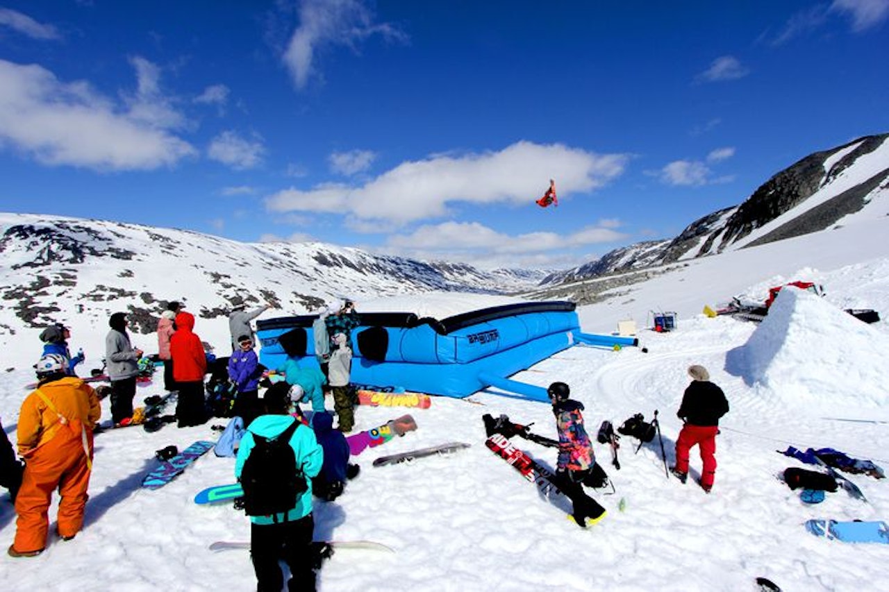 NORSK BAG: Det norske landslaget har tatt i bruk bagjump i treninga. Her fra en samling på Stryn i sommer. Foto: Snowboardforbundet.