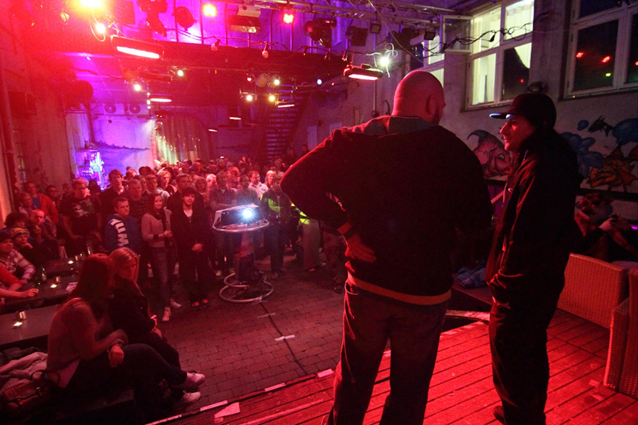 IKKE AKKURAT ORDINARY: Seth Morrison selv fortalte publikum litt om hva skikarrieren har betydd for ham som person. Foto: Tore Meirik IKKE AKKURAT ORDINARY: Seth Morrison selv fortalte publikum litt om hva skikarrieren har betydd for ham som person. Foto: Tore Meirik