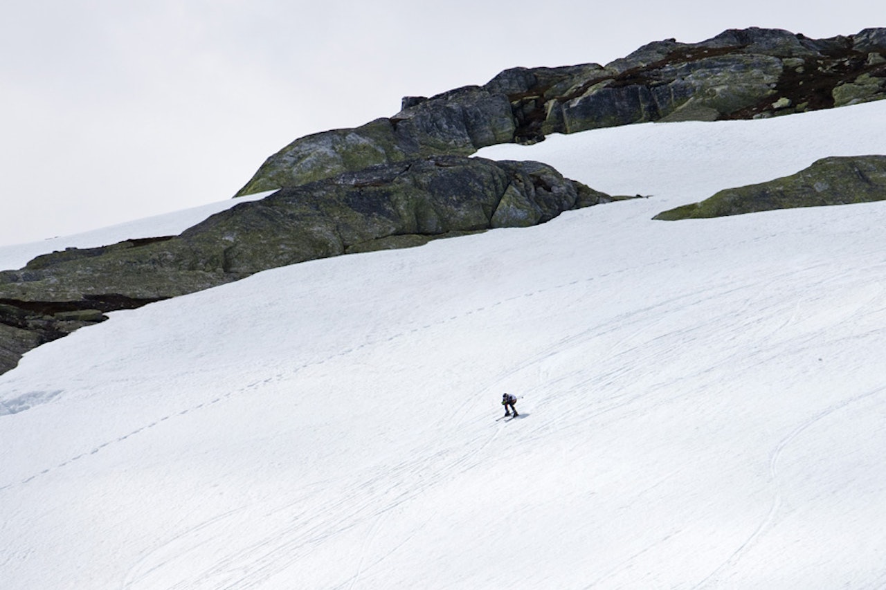 FARTSFYLT: Det går unna når deltagerne i Horgi ned gjør unna første etappe på snø. Foto: Per Finne