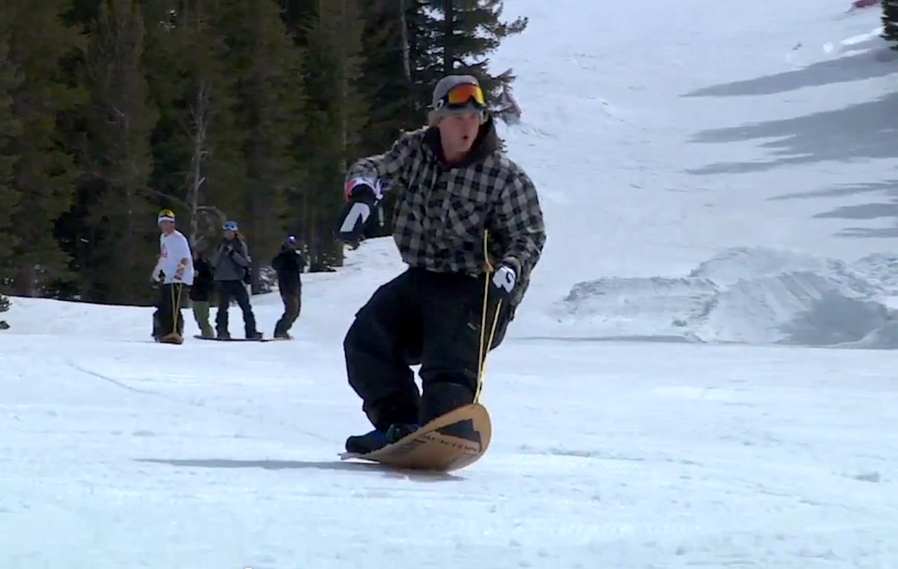 BACKFLIP! Med en Burton Backhill festet til beina gjør Mikkel Bang backflip på første forsøk. BACKFLIP! Med en Burton Backhill festet til beina gjør Mikkel Bang backflip på første forsøk.