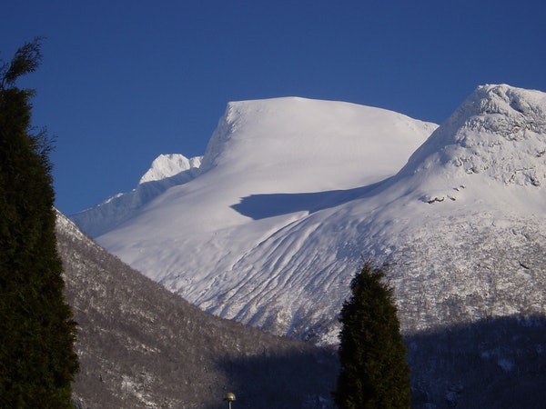 SPEKTAKULÆRT: Med sine 1843 meter går Skåla for å være en av de mest spektakulære fjelltoppene i landet. Foto: Erik Rune Brendefur. skåla