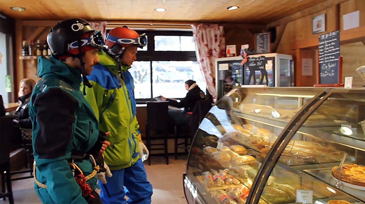 BOULANGERIE: En tur på bakeriet med hjelm og klatresele er obligatoirisk når du driver med brattkjøring i Chamonix. JP Auclair (til venstre) og Andreas Fransson kjøper niste.