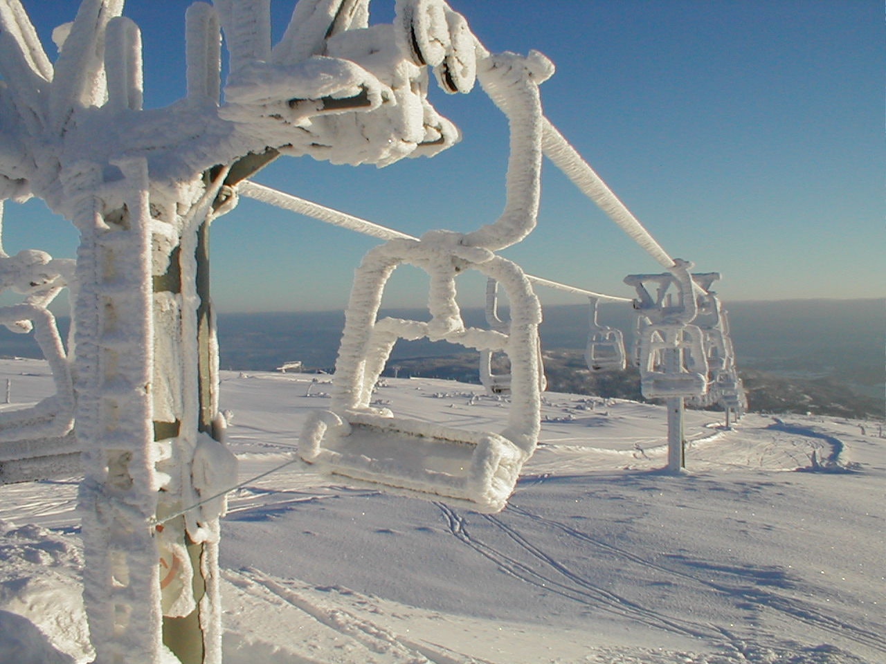 LOKKER: Minusgrader og 70 cm snø på toppen er det Norefjell kan lokke med om dagen. Foto: Simen Berg. 