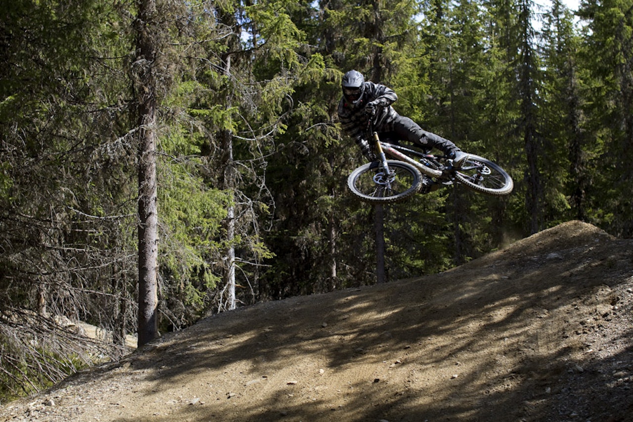 ROLLERCOASTER: Mads Makken Haugen gjør en scrub i Rollercoaster, innimellom standjobbinga for sykkel og utstyrssponsorene. Foto: Hans Petter Hval ROLLERCOASTER: Mads Makken Haugen gjør en scrub i Rollercoaster, innimellom standjobbinga for sykkel og utstyrssponsorene. Foto: Hans Petter Hval