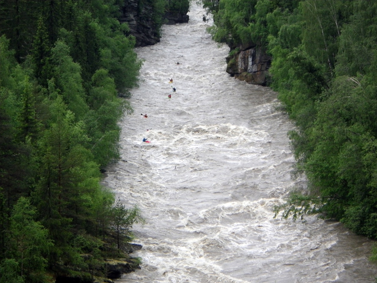 750 M3: Her går Sjoa flomstor, og padlerne brukte bare 16 minutter på strekningen Harlaug-Faukstad. Foto: Erika Sprunck. 750 M3: Her går Sjoa flomstor, og padlerne brukte bare 16 minutter på strekningen Harlaug-Faukstad. Foto: Erika Sprunck.