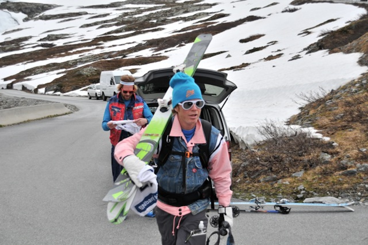 VANT: Espen Sollien (foran, for anledningen i retroklær) gikk til topps i VPG Invitational. Karsten Gefle (bak) falt fra en god plassering. Foto: Tom Erik Heimen. VANT: Espen Sollien (foran, for anledningen i retroklær) gikk til topps i VPG Invitational. Karsten Gefle (bak) falt fra en god plassering. Foto: Tom Erik Heimen.