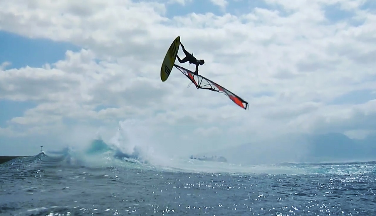 WINDSURF: Seilbrett er en av mange greier Kai Lenny har stålkontroll på.