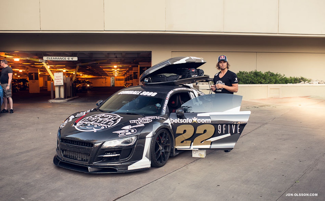 RACERJON: Jon Olsson elsker raske biler. Og i år har han virkelig fått fart på sin nye Audi R8 i Gumball 3000. Foto: Jon-olsson.com RACERJON: Jon Olsson elsker raske biler. Og i år har han virkelig fått fart på sin nye Audi R8 i Gumball 3000. Foto: Jon-olsson.com