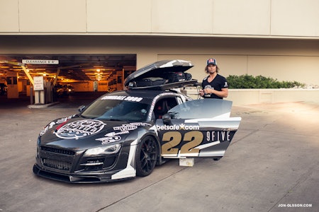 RACERJON: Jon Olsson elsker raske biler. Og i år har han virkelig fått fart på sin nye Audi R8 i Gumball 3000. Foto: Jon-olsson.com RACERJON: Jon Olsson elsker raske biler. Og i år har han virkelig fått fart på sin nye Audi R8 i Gumball 3000. Foto: Jon-olsson.com