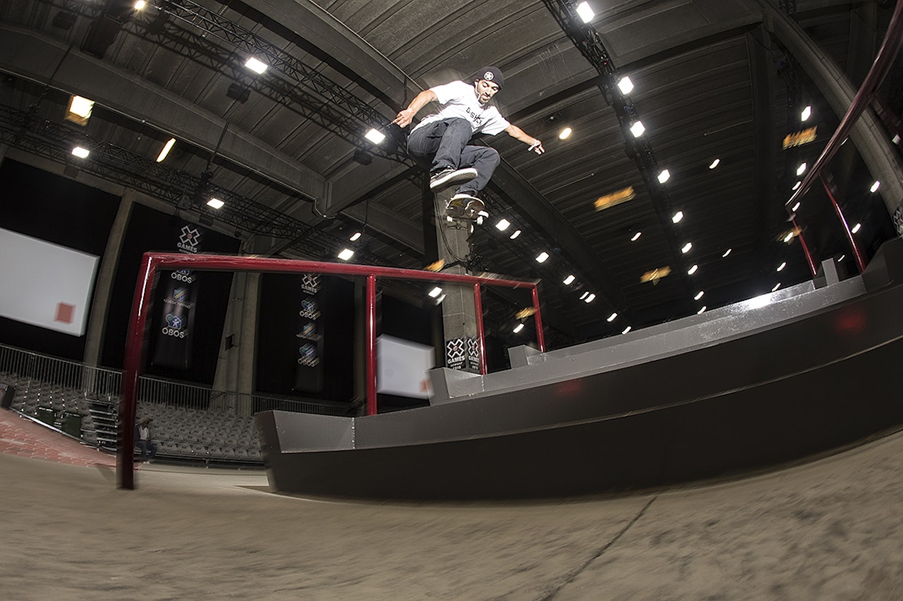 BEST AV ALLE: Kevin Hoefler vant fredagens skateboardkvalik under X Games i Oslo. Her gjør han en flip backside lipslide under oppvarmingen. Foto: Kalle Hägglund BEST AV ALLE: Kevin Hoefler vant fredagens skateboardkvalik under X Games i Oslo. Her gjør han en flip backside lipslide under oppvarmingen. Foto: Kalle Hägglund