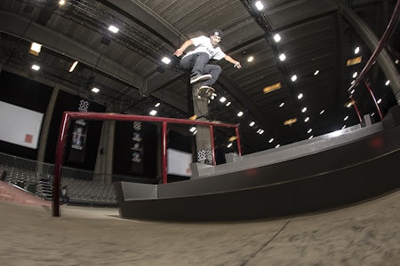 BEST AV ALLE: Kevin Hoefler vant fredagens skateboardkvalik under X Games i Oslo. Her gjør han en flip backside lipslide under oppvarmingen. Foto: Kalle Hägglund BEST AV ALLE: Kevin Hoefler vant fredagens skateboardkvalik under X Games i Oslo. Her gjør han en flip backside lipslide under oppvarmingen. Foto: Kalle Hägglund