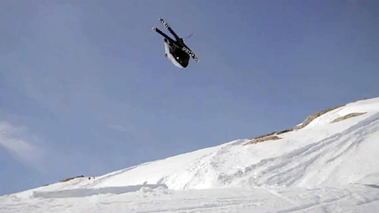 BRÅTEN SAFE-TY: Heldigvis gjør Øystein Bråten en switch dobbel rodeo med safetygrab i filmen, sånn at vi kan spille på det gamle flyselskapet Braathens SAFE i bildetittelen. BRÅTEN SAFE-TY: Heldigvis gjør Øystein Bråten en switch dobbel rodeo med safetygrab i filmen, sånn at vi kan spille på det gamle flyselskapet Braathens SAFE i bildetittelen.