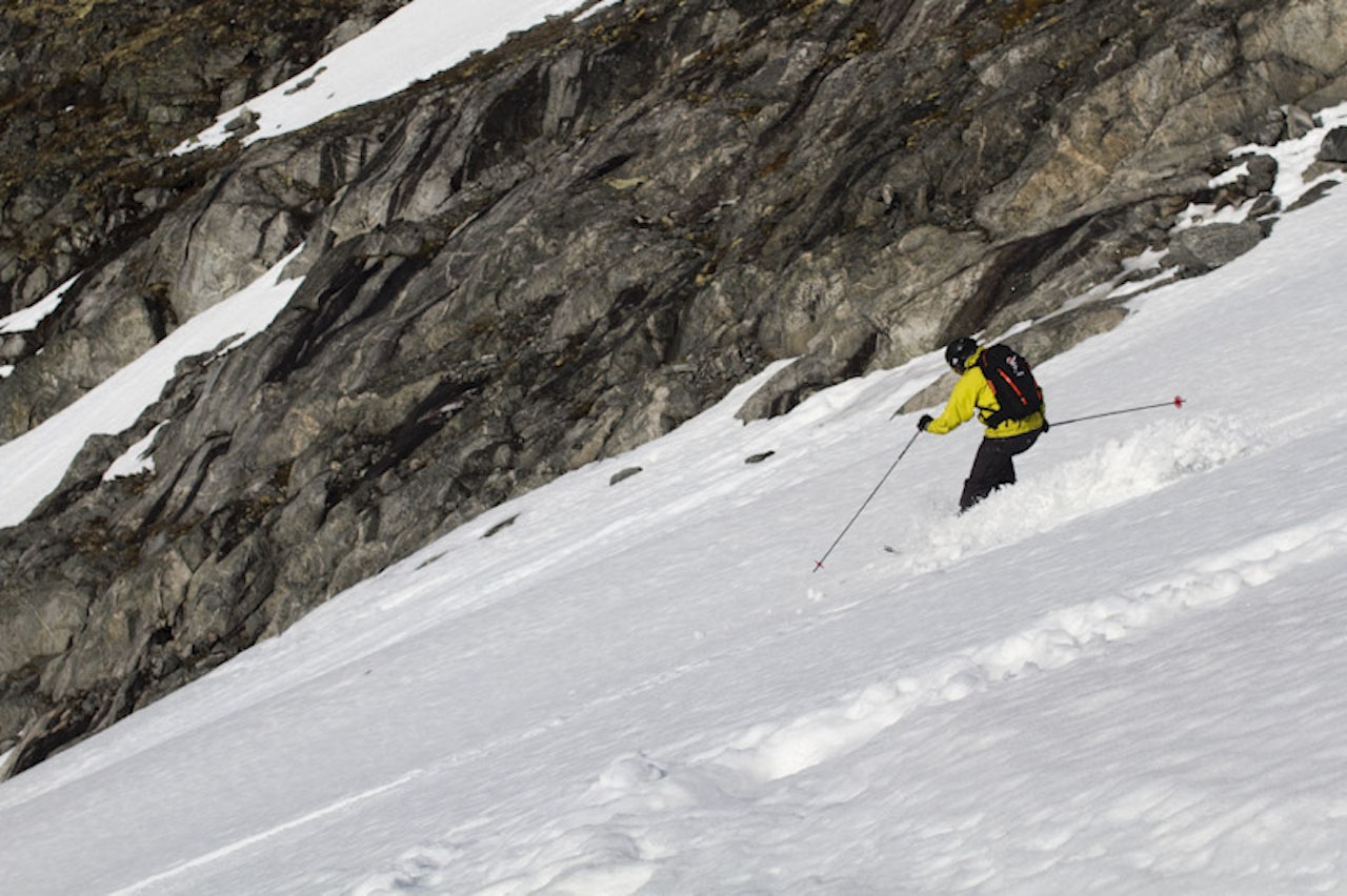 TEST-NES: Knut-Erik Tessnes tester randoski ned lange baksida. Skal du nå dette området uten å gå et godt stykke, er Breheisen en forutsetning. Foto: HPH TEST-NES: Knut-Erik Tessnes tester randoski ned lange baksida. Skal du nå dette området uten å gå et godt stykke, er Breheisen en forutsetning. Foto: HPH