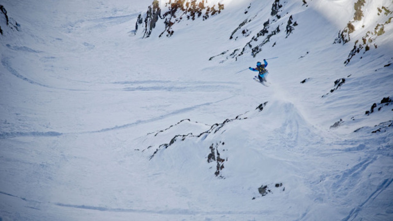 BIG MOUNTAIN: Dane Tudor  går stort under Big- mountain delen. Foto: Ian Fohrman/Red Bull Media House