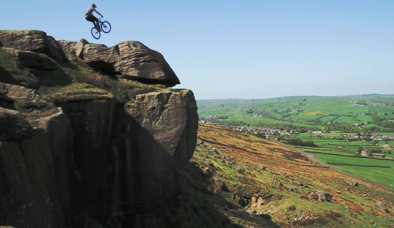 KRASJ: Chris Akrigg pådrar seg en drøy skade i både lårbein og underarm på dette forsøket. KRASJ: Chris Akrigg pådrar seg en drøy skade i både lårbein og underarm på dette forsøket.