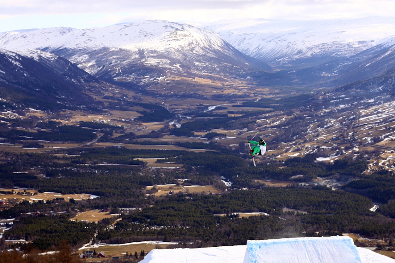 VELKJENT: Espen Bergh flyr høyt over Oppdal, noe vi håper han får gjøre til vinteren også. Foto: Tore Meirik. 