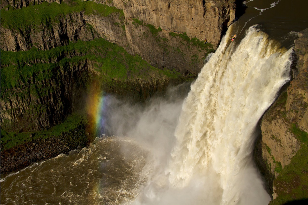 VERDENS HØYESTE: Rafa Ortz blir liten på vei utfor Palouse Falls. Foto: Lane Jacobs VERDENS HØYESTE: Rafa Ortz blir liten på vei utfor Palouse Falls. Foto: Lane Jacobs