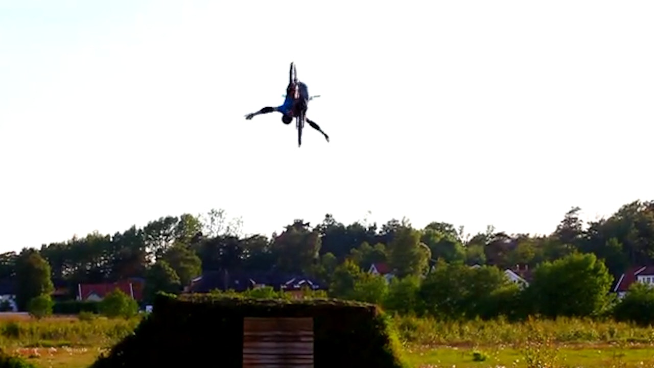 TELLFLIPPEN: Adrian Tell er eneste nordmann som gjør frontflip tuck no hander. TELLFLIPPEN: Adrian Tell er eneste nordmann som gjør frontflip tuck no hander.