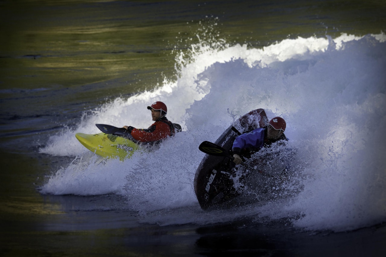 SALTVANNSSURF: Mathias Fossum (til høyre) og Rush Sturges på tidevannsbølgen Skookomchuck i Canada. Levende bilder herfra får vi i neste Bomb Flow-episode! Foto: Matt Baker. SALTVANNSSURF: Mathias Fossum (til høyre) og Rush Sturges på tidevannsbølgen Skookomchuck i Canada. Levende bilder herfra får vi i neste Bomb Flow-episode! Foto: Matt Baker.