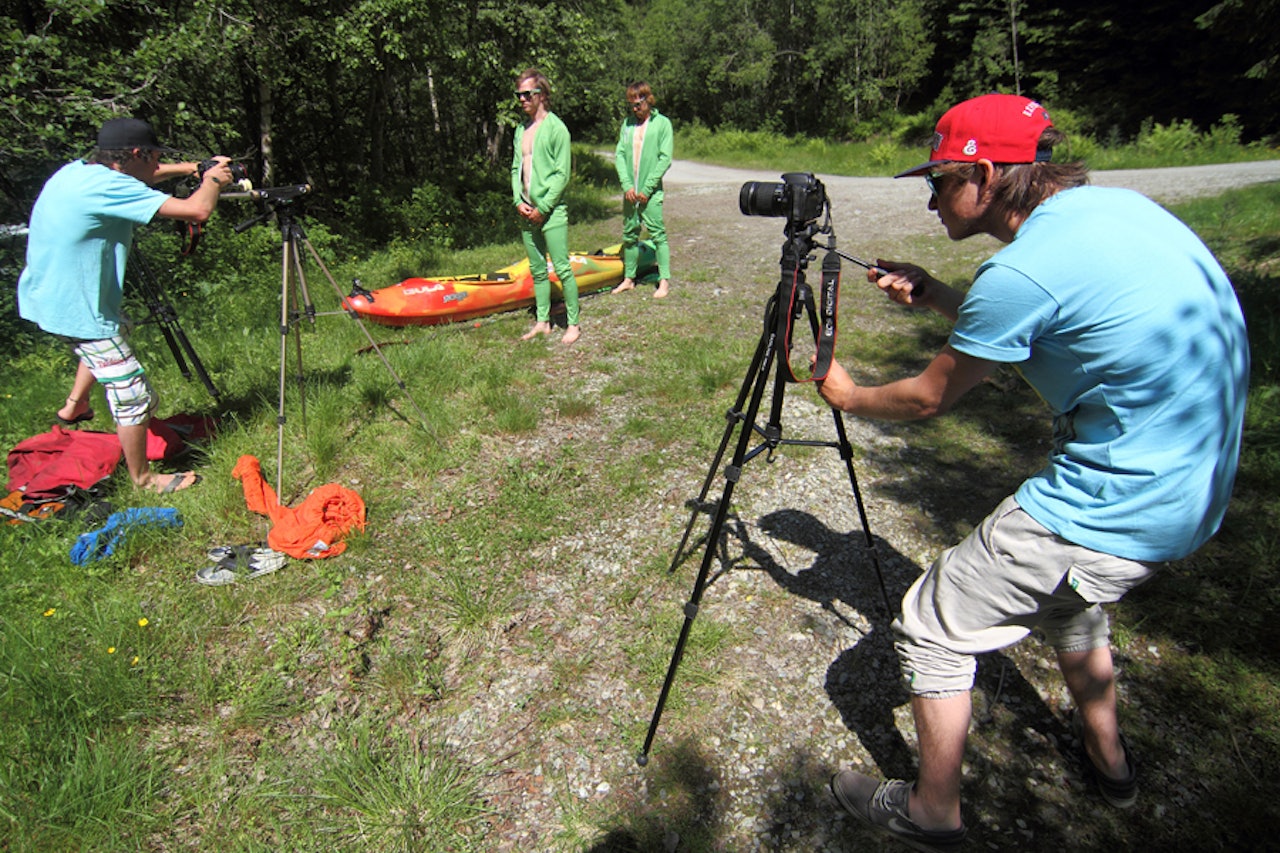 STOR PRODUKSJON: Josh Neilson & co. vakte oppsikt da de filma både påkledning og tull og tøys, før Julian Stocker og Hugh Graham satte utfor Moneydrop i samme kajakk. Foto: Tore Meirik STOR PRODUKSJON: Josh Neilson & co. vakte oppsikt da de filma både påkledning og tull og tøys, før Julian Stocker og Hugh Graham satte utfor Moneydrop i samme kajakk. Foto: Tore Meirik