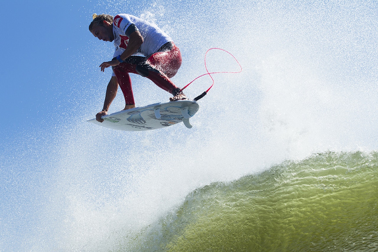 REVANSJE: Australske Owen Wright tok tilbake seieren han tapte på Tahiti, mot nettopp Slater. Foto: Quiksilver Pro Ny. REVANSJE: Australske Owen Wright tok tilbake seieren han tapte på Tahiti, mot nettopp Slater. Foto: Quiksilver Pro Ny.