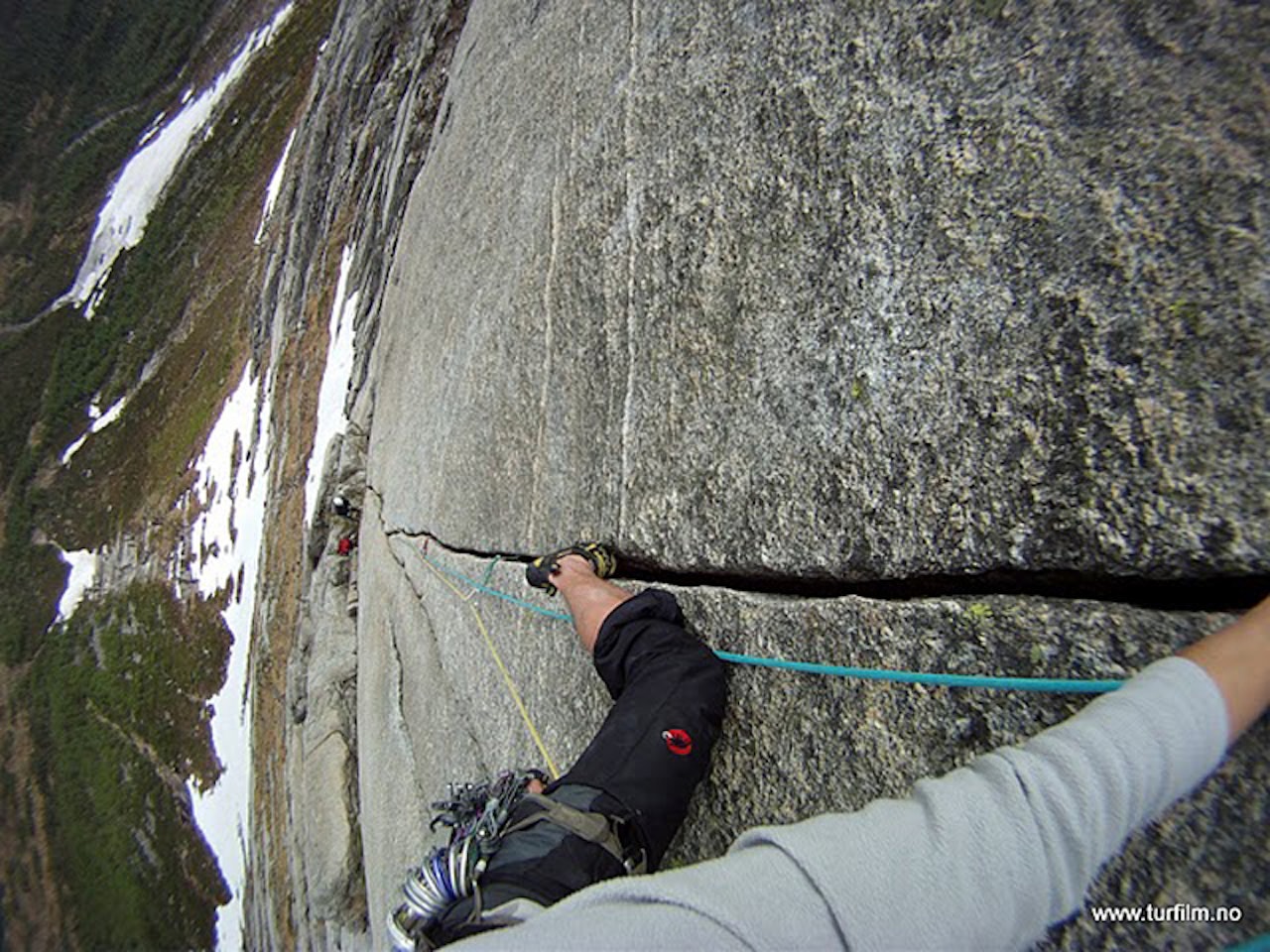 DRØMMERISS: Kjetil Ydstebø koser seg med sprekker i fjellet. Bildet har han tatt selv. DRØMMERISS: Kjetil Ydstebø koser seg med sprekker i fjellet. Bildet har han tatt selv.