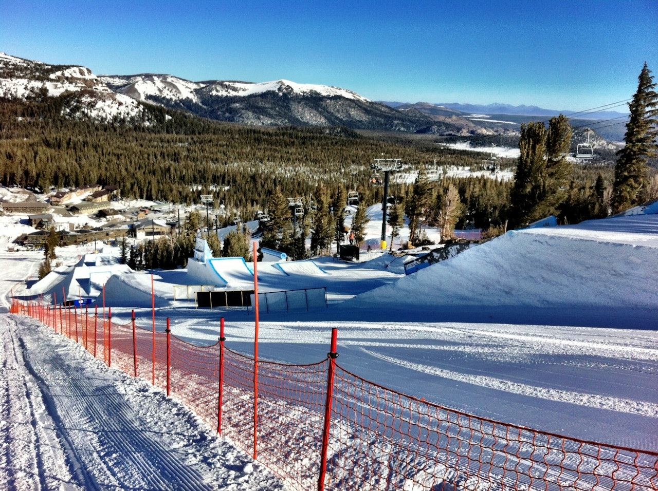 FET COURSE: Slopestylen i Mammoth er ingenting å kimse av! Foto: Christopher Frankum FET COURSE: Slopestylen i Mammoth er ingenting å kimse av! Foto: Christopher Frankum