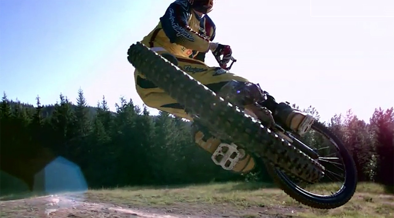 FLINKE FOLK: Man bør nok bli vant til å se bakhjulet til folka som sykler i denne filmen. FLINKE FOLK: Man bør nok bli vant til å se bakhjulet til folka som sykler i denne filmen.