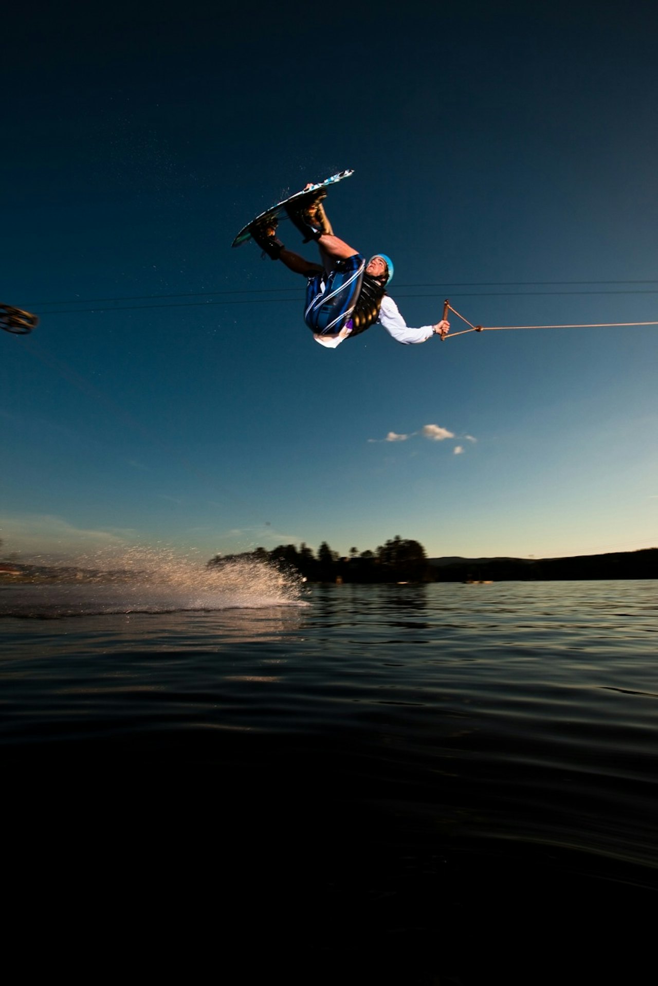 ONCE YOU POP, YOU CAN´T STOP: Gjør som Remi Meum i sommer: Len deg godt tilbake, kutt kanten hardt ned og la deg poppe fra paddeflatt vann i kabelparken. Bilde: Christian Nerdrum ONCE YOU POP, YOU CAN´T STOP: Gjør som Remi Meum i sommer: Len deg godt tilbake, kutt kanten hardt ned og la deg poppe fra paddeflatt vann i kabelparken. Bilde: Christian Nerdrum